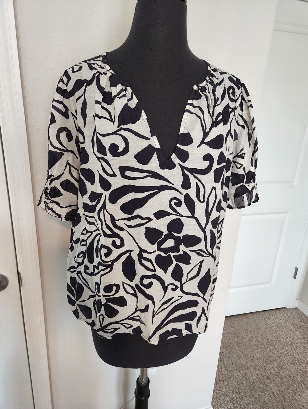 Velvet by Graham & Spencer Black & White Floral V-Neck Blouse - Picture 3 of 7